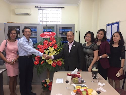Đoàn TCDL tặng hoa Khoa Du lịch - Khách sạn - Trường Đại học Kinh tế Quốc dân